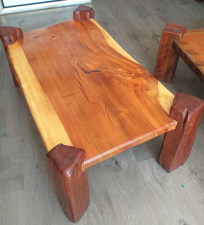 Mesa de Centro Cubierta de Lleuque con patas de Roble