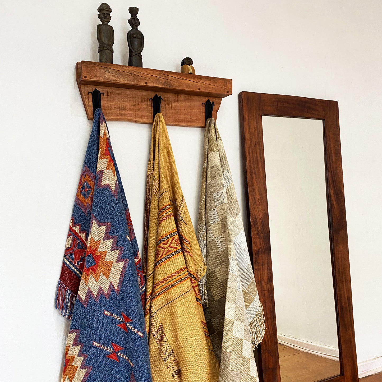 Perchero con Repisa Superior (Madera Nativa)
